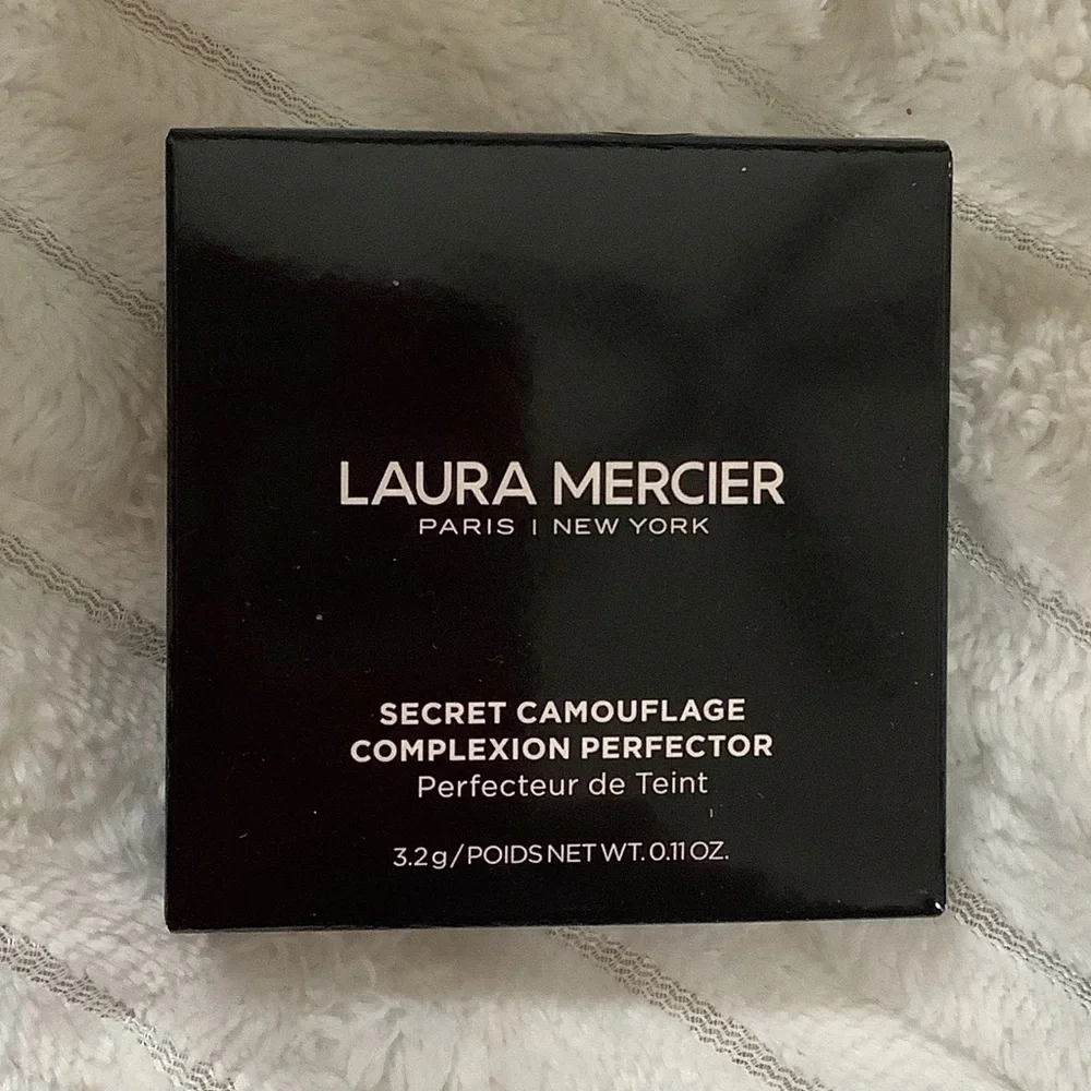 laura mercier Black Compact Camouflage Complexion Perfector #03